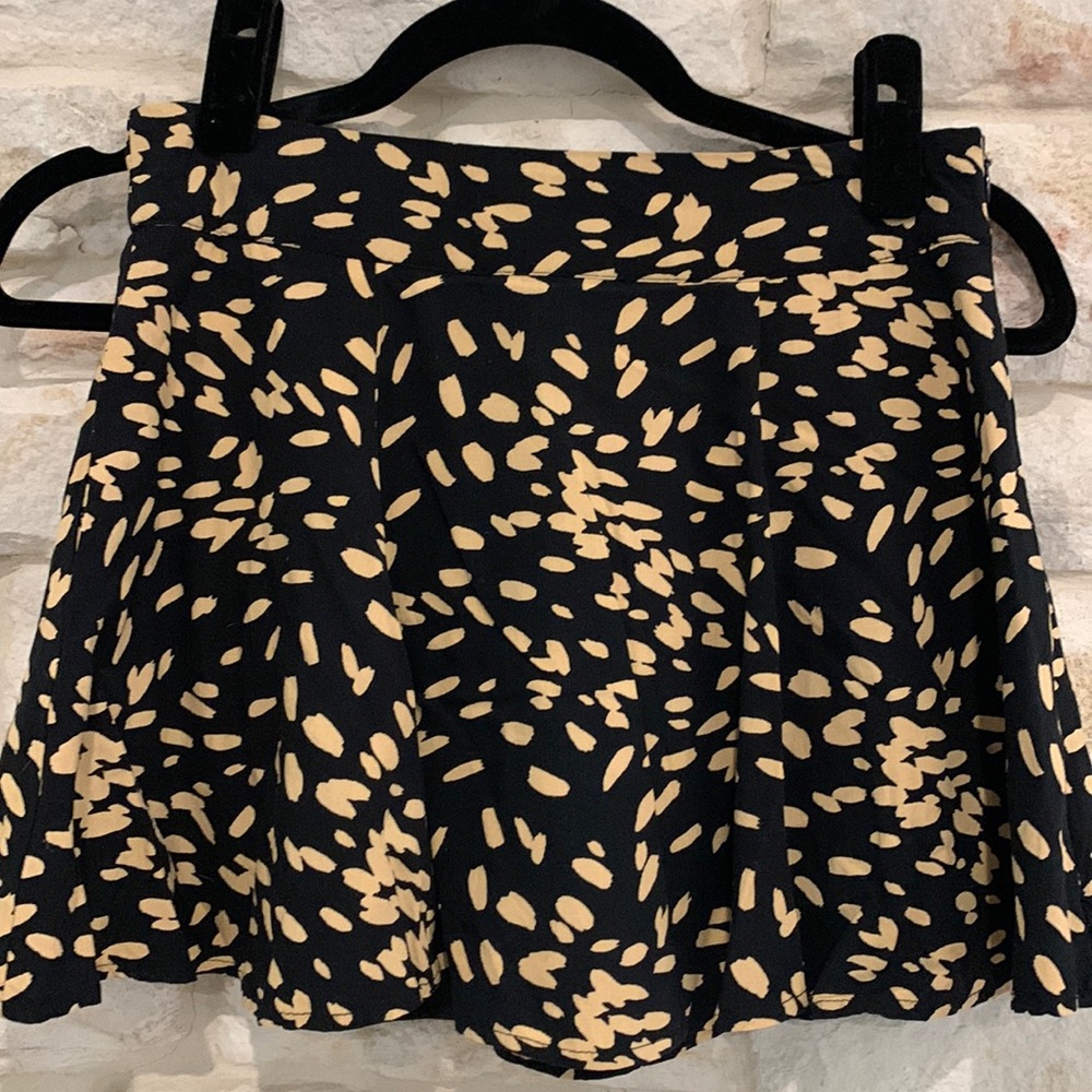 Forever 21 black and cream graffiti print skater mini skirt, size 24